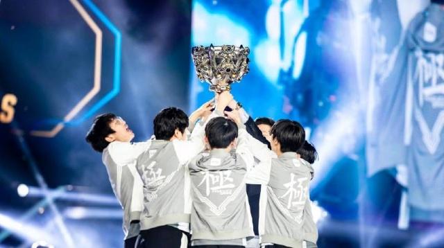 全尤文：巴萨有意弗拉霍维奇，他们想引进一名前锋来接替莱万.